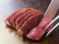 人気の天使のエビと殻の柔らかいカニの食べ比べ、ランプステーキとサーロインも食べ比べできる贅沢コース