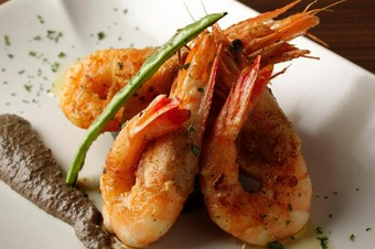 オセトラキャビア(18g)を1瓶と、天使の海老、黒毛和牛A5サーロインステーキを贅沢に焼き上げるコース