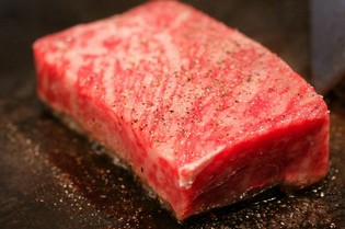 綺麗なサシの入った“黒毛和牛A5”のサーロインをご用意
