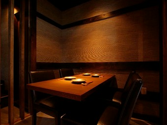 接待や会食での利用に相応しい、洗練された和の空間