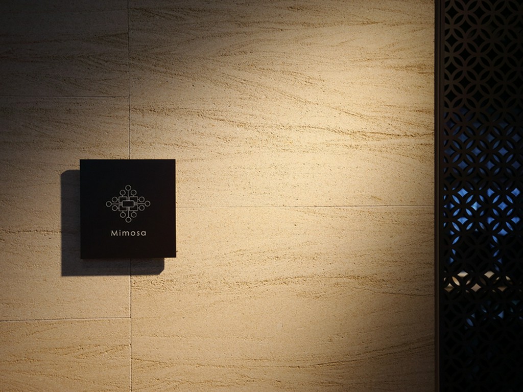 入り口横目立たない看板から、マンションの一室を発見しよう