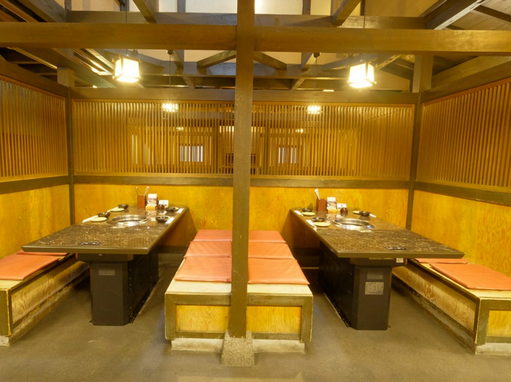 快適さを重要視したゆったりとした設計のテーブル席