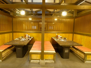 快適さを重要視したゆったりとした設計のテーブル席