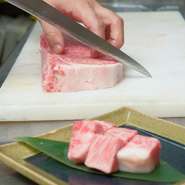 厳しい審査基準をクリアした和牛を、まるまる一頭仕入れています。おすすめお肉をふんだんに盛り込んだ『今宵限りの盛り合わせ』は、日によって内容も変わり数に限りがあるため、事前のお問い合わせがおすすめです。