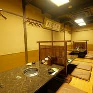 座敷は4名用テーブル2卓の平座敷と、掘りごたつを4・6・10名用テーブル2卓ずつ用意。お好みのスタイルでのんびりと食事が楽しめます。