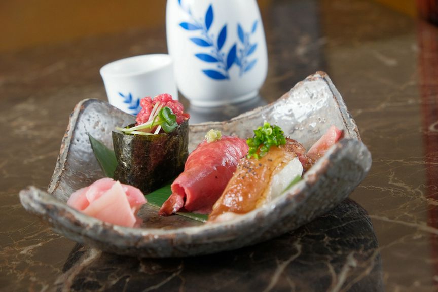 和牛の魅力を活かした『肉寿司三種盛り合わせ』