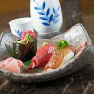 和牛握り寿司3種盛り合わせ。酢飯との相性を味わう「赤身握り」、なめろうのように叩いた、「赤身軍艦」炙ることで香ばしさを手にした「牛トロ炙り」、それぞれの魅力を活かす工夫が凝らされた逸品です。