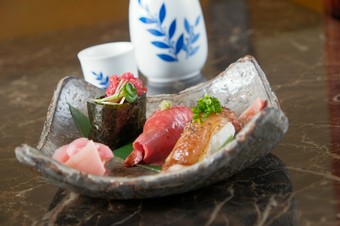 和牛の魅力を活かした『肉寿司三種盛り合わせ』