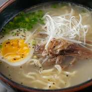 テールスープを使った焼肉店ならではの特製ラーメン。白濁スープは和牛のテール肉の旨みたっぷり。トッピングの濃厚な玉子は不動の四番打者、虜になること間違いなしです。