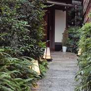 風情たっぷりの路地を進むと厨房の様子が眺められ、職人たちの華麗な技術が食に対する期待感を煽ってくれます。店内に足を踏み入れるとスタッフが元気にお出迎え。座席に到着するまで楽しませてくれます。