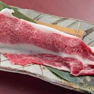 厳選したカルビを薄切りに。普段食べているカルビとはひと味もふた味も違うその味わいに、驚くこと間違いなしです。