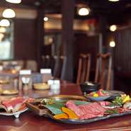 京都をはじめ全国各地から厳選した最高品質の「黒毛和牛」を一頭買いしております。目利きには絶対の自信をもっており、鮮度と味わいは格別です。