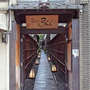 入口から魅せる風情たっぷりの演出が自慢です。また毎年5月～9月の間だけ楽しめる納涼床も見どころ。鴨川を見渡せる素敵なロケーションでの食事が楽しめる、京都唯一の焼肉床となっています。
