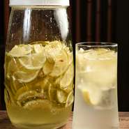 お酒の種類も豊富で宴会にもおすすめです。季節のフルーツを漬け込んだ果実サワーはお肉と相性も良く、乾杯に相応しい一杯です。