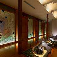 落ち着いた雰囲気の店内は、カウンター席10席、14名までの小宴会が可能なテーブル席に加え、2階には4・6人用の個室も完備。時間を忘れのんびりと食事が楽しめます。