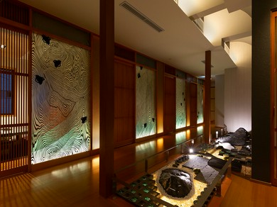 時間を忘れのんびりと食事ができる、落ち着いた店内