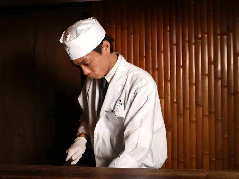 カウンター越しに常に店内に気を配る