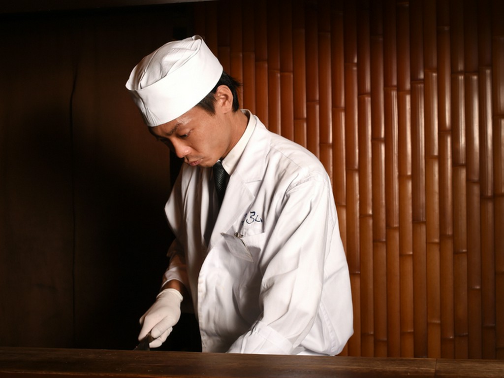 カウンター越しに常に店内に気を配る