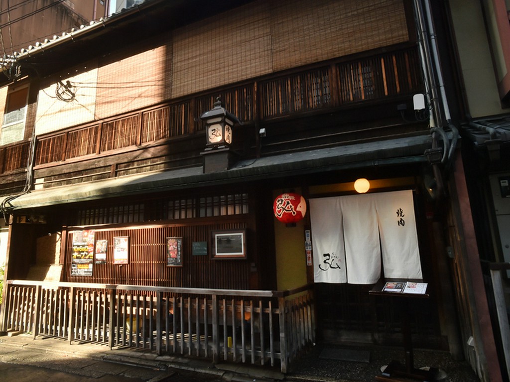 カウンターで調理風景を見れるオープンなお店です