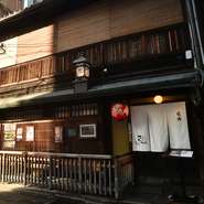 お客さまから調理風景が見えるオープンなお店なので、カウンター越しにお肉のカットなどが見られます。スタッフとの会話を交わしながら、焼き加減のリクエストもできますので、記念日や1人使いもおすすめです。