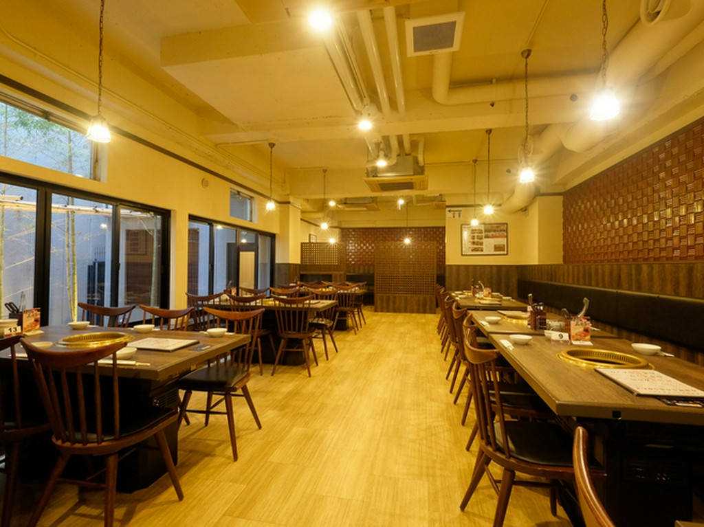 さまざまなバリエーションの座席で、家族連れから大人数まで対応