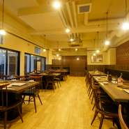 3フロアにさまざまなバリエーションの席を用意した焼肉店【京の焼肉処　弘　京都駅前店】。家族連れはもちろん、大人数での宴会も対応可能です。