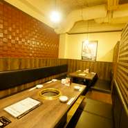 “和モダン”というテーマで統一されながらも、各フロアごとに少しずつ雰囲気が変わるくつろぎの空間。デートや接待、宴会などのさまざまなシーンで活躍してくれます。