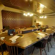 4人用のテーブル19卓に6名用のテーブル5卓、カウンター16席に掘りごたつの座敷が60席と多彩なバリエーションの座席で利用するシーンを限定させません。