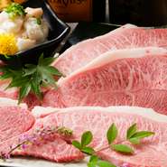 厳正なる審査を通過した黒毛和牛を、丸ごと一頭買い付け。特に美味しい部分だけを盛り合わせた『今宵限りの盛り合わせ』は、数量限定のため予約をおすすめします。