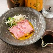 法令基準をクリアした安心・安全なユッケ。お肉は、とろけるような脂の旨みの和牛の霜降り肉を使っています。