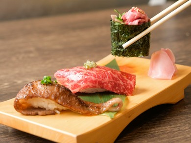 「赤身」「ユッケ軍艦」「炙り」が楽しめる『肉寿司三種盛り合わせ』