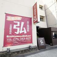 徹底的に品質にこだわりながらも、リーズナブルな価格でご提供できるという点が最大の魅力。また、3層の雰囲気が違うフロアからなる大型店舗のため、人数やシーンに合わせて使い分けができるという点も強みです。