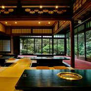 昭和初期、「六正丸」という名の和漢薬を扱う豪商によって建てられた八坂邸。戦後は松竹映画の手に渡り、銀幕を飾ったスターたちの逗留先になったと言います。四季折々に姿を変える約100坪の日本庭園は圧巻です。