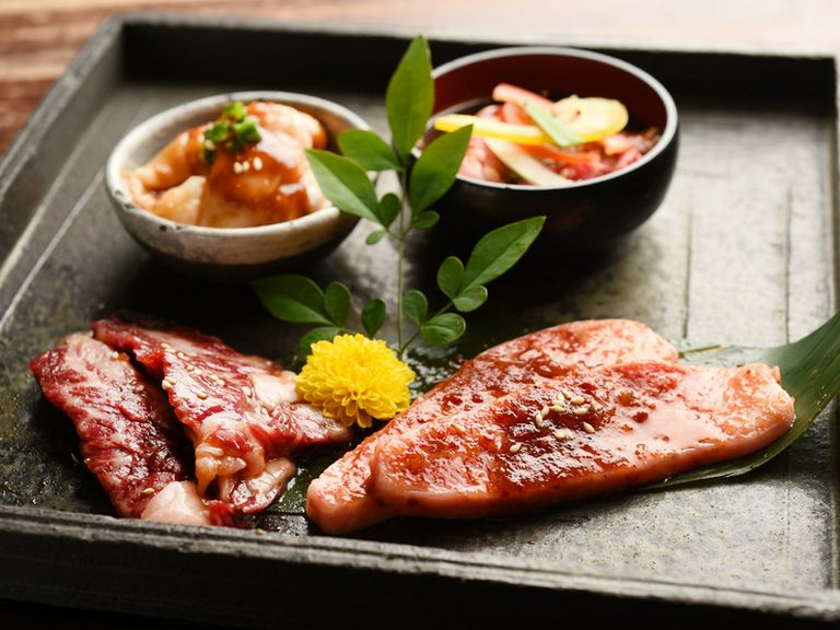 一頭丸ごと仕入れた牛肉の、各々の部位に合った食べ方を研究