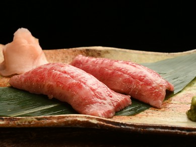 口に入れた瞬間にトロけるお肉を堪能できる『牛トロ炙り寿司』