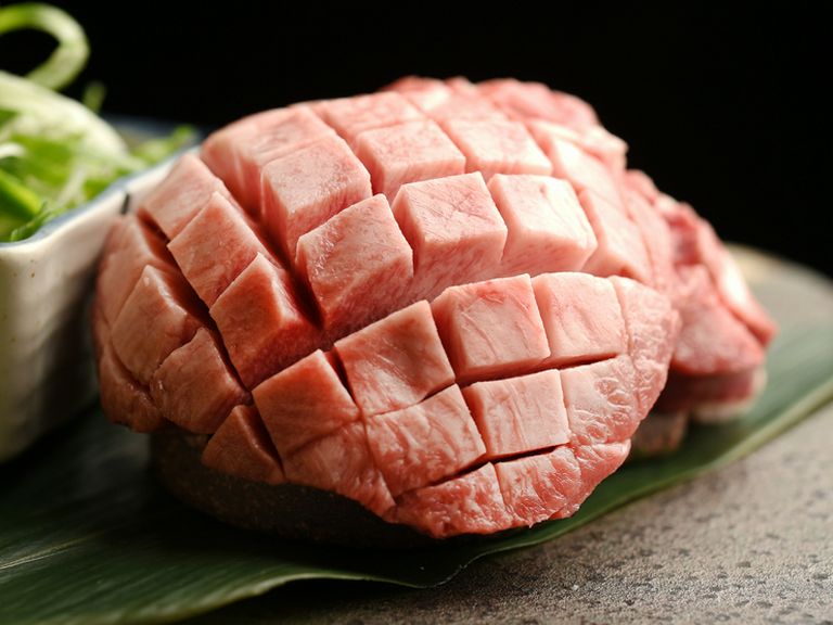 歯で噛み切れるほど柔らかなタンを味わえる『究極のマンゴータン』