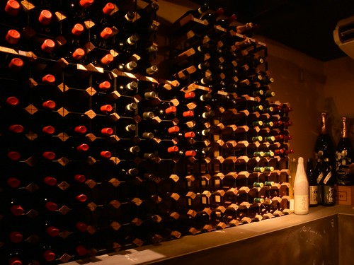ワインセラーにはワインがずらり。豊富な種類を堪能できる