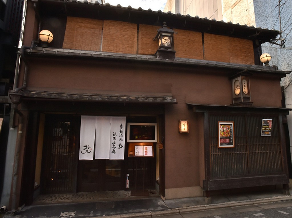 カウンターでは活気がありながらもゆったりした時間を楽しめます