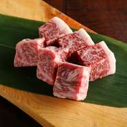 自社で牛を丸ごと1頭仕入れる事で牛肉のさまざまな部位を味わうことのできる焼き肉店です。希少部位の「クリ」、和牛ハンバーグのつなぎにサーロインの脂を使用するなど直営店ならではのこだわりをご堪能下さい。

