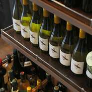 ボトル、グラス共に均一価格のワインは赤8種類、白4種類、スパークリング2種類を用意。値段を気にすることなくお肉に合ったワインを楽しむことができます。