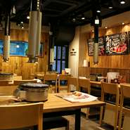 スタッフとコミュニケーションが取りやすいのは、座った時に目線の高くなるハイチェアー、ハイテーブルを採用しているため。スタッフとお客さまの距離が近く、活気のある店内で楽しいひと時を過ごしてみてはいかが。