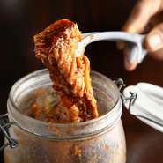 「焼き野菜盛り合わせ」、「キムチ盛り合わせ」、「弘特製サラダ」など、生産者の顔が見える安心・安全の産地直送野菜を使用した野菜メニューが充実しています。食のバランスを気にする女性にも安心です。