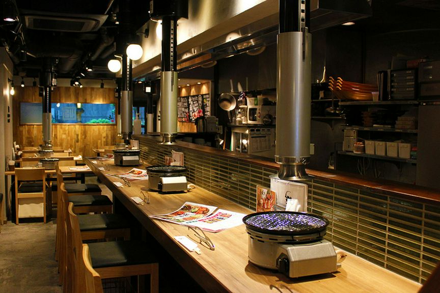 カウンター席を用意し、仕事帰りに1人で立ち寄るのに最適