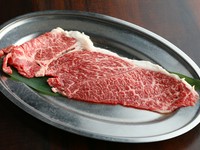 柔らかな赤身肉をスタッフが焼き上げてくれる『赤身姿切り』