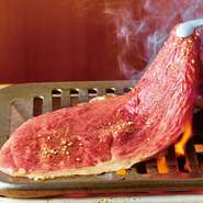 他の肉が入っているとレアでお出しすることは難しく、和牛100パーセントだからこそできる焼き加減、その柔らかな食感と肉の旨みをぜひ味わってみて下さい。
