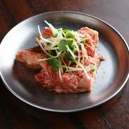 自社の会長が直接競りに出向き、こだわりを持って競り落としてきた「和牛」。1頭まるごと仕入れたからこそ提供できるさまざまな部位のお肉や食べ方をお楽しみ頂けます。