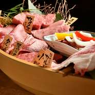 タンやレバーなどのベーシックなものから、ハツモトやトロミノなど珍しい種類のホルモンまで用意。希少部位を優先的に仕入れているため、なかなか味わうことのできない部位を楽しむことができます。