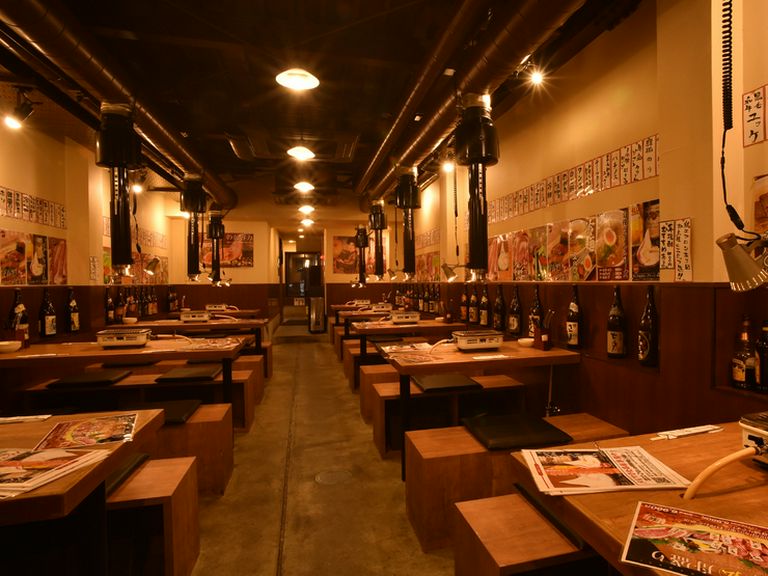 おいしいお酒とお肉料理で疲れを癒したら、明日も仕事を頑張れる