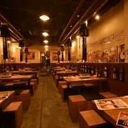 活気ある雰囲気の店内は、仕事帰りにワイワイ、ガヤガヤとお食事を楽しむのにぴったり。おいしいお酒とお肉料理で疲れを癒したら、「明日も仕事頑張ろう！」という気持ちになれること請け合いです。