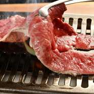 宴会コースは飲み放題付きで、値段に合わせて2種類を用意。『本日の塩焼き3種』や『本日のタレ焼き3種』など弘自慢の肉料理を堪能できます。予約があれば貸し切りにも対応が可能です。